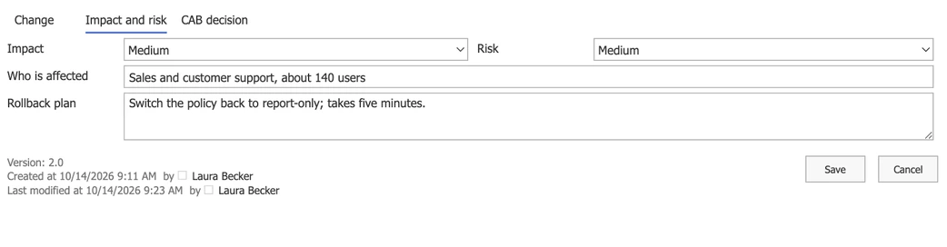 Der Reiter Impact and risk desselben Change Requests: Impact Medium, Risk Medium, Who is affected Sales and customer support, about 140 users, und Rollback plan Switch the policy back to report-only; takes five minutes